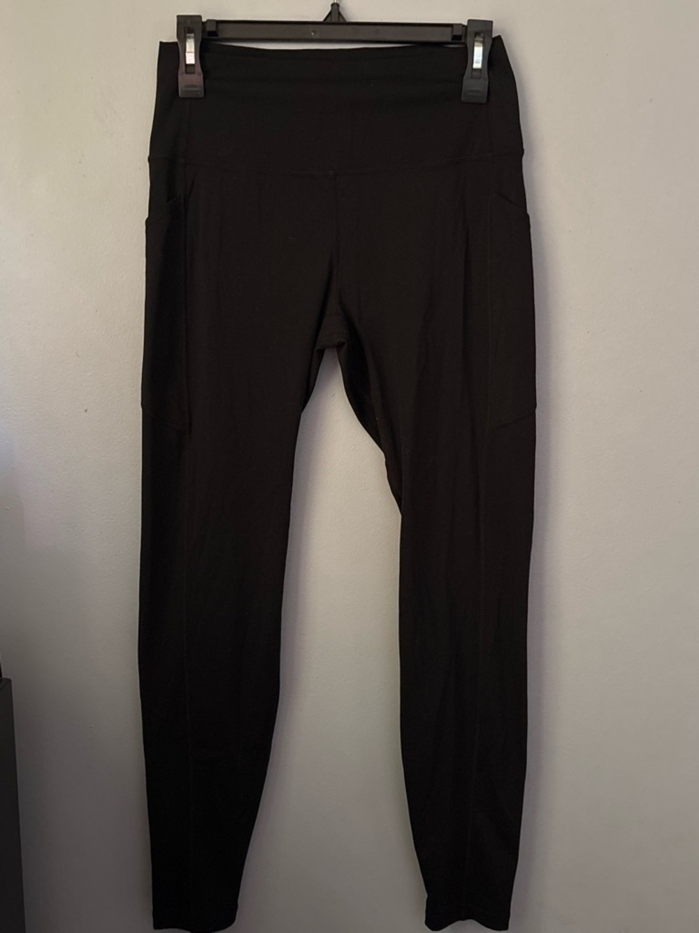 High-Waist Black Performance Leggings with Side Pockets